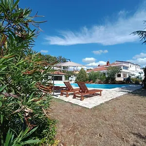 https://hotel-holiday-porec.in-istria.net
